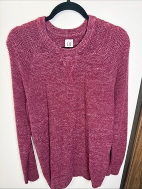 GAP Men's Crewneck Sweater in cranberry